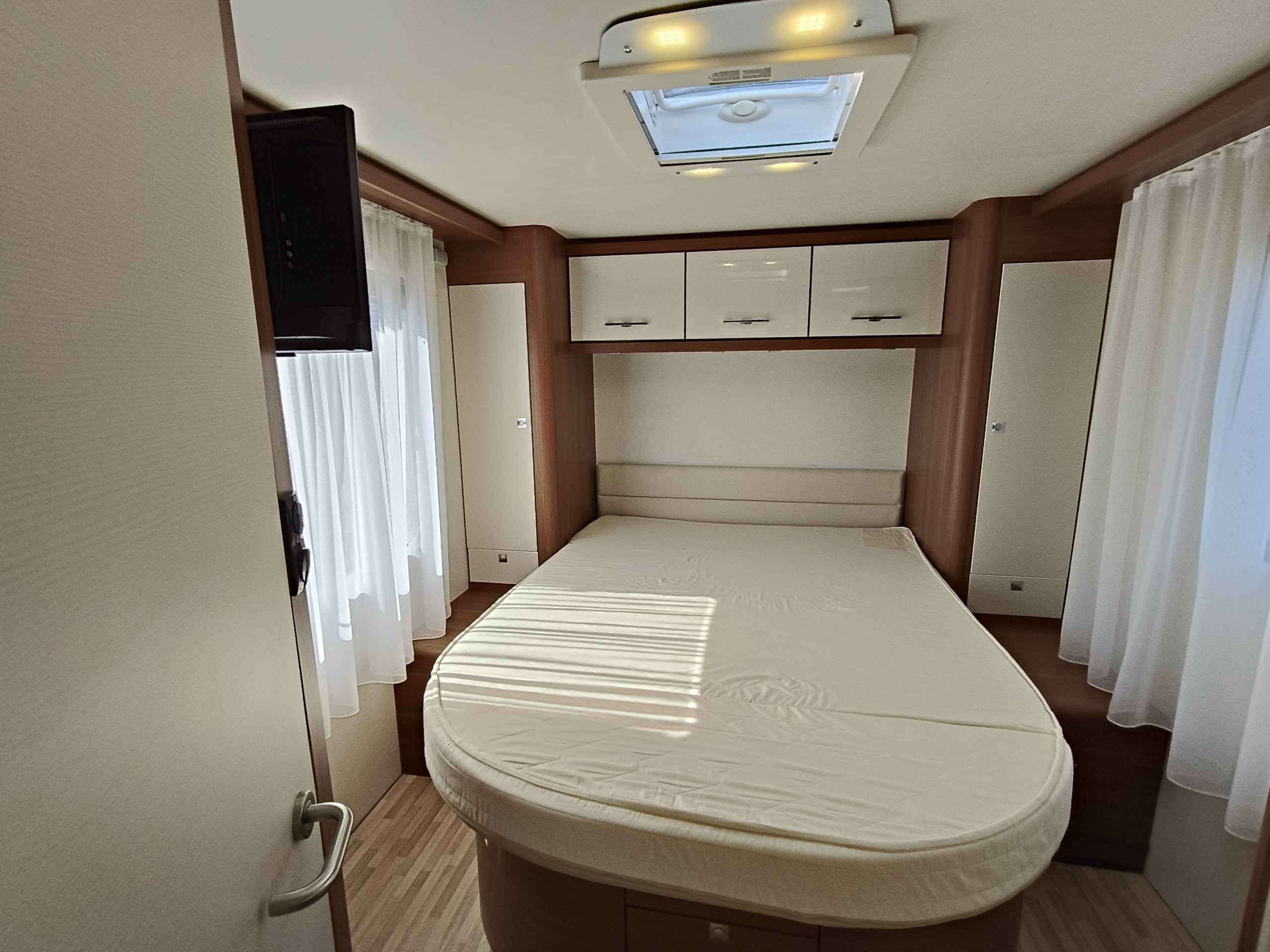 LMC Breezer H727 SportLine Qeensbed & Hefbed