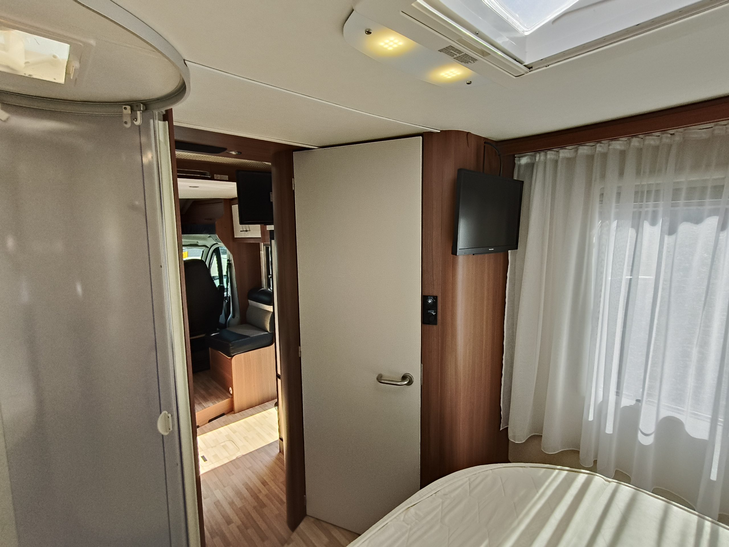 LMC Breezer H727 SportLine Qeensbed & Hefbed