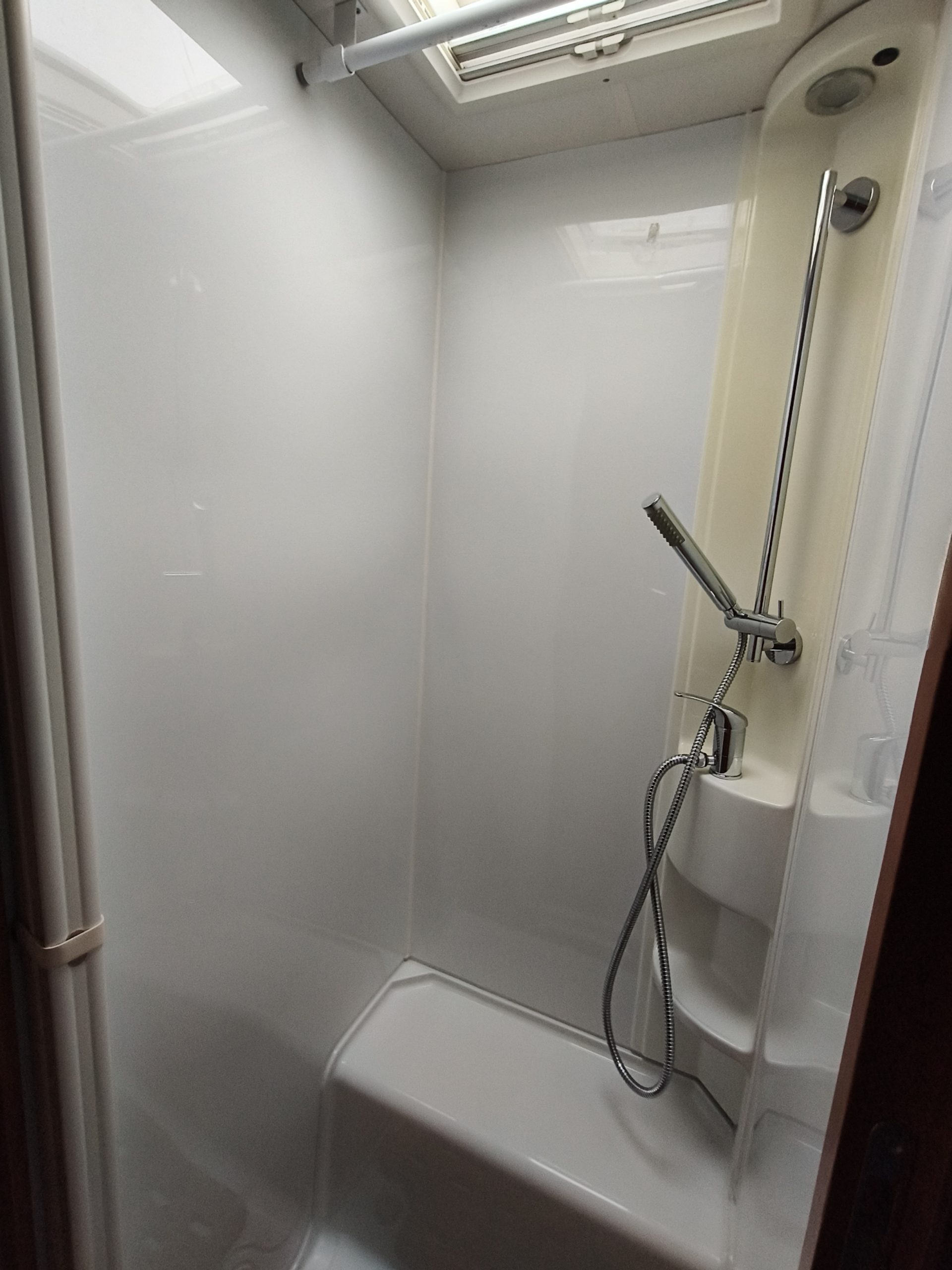 Adria Matrix Plus 680 SL 5 persoons met hefbed