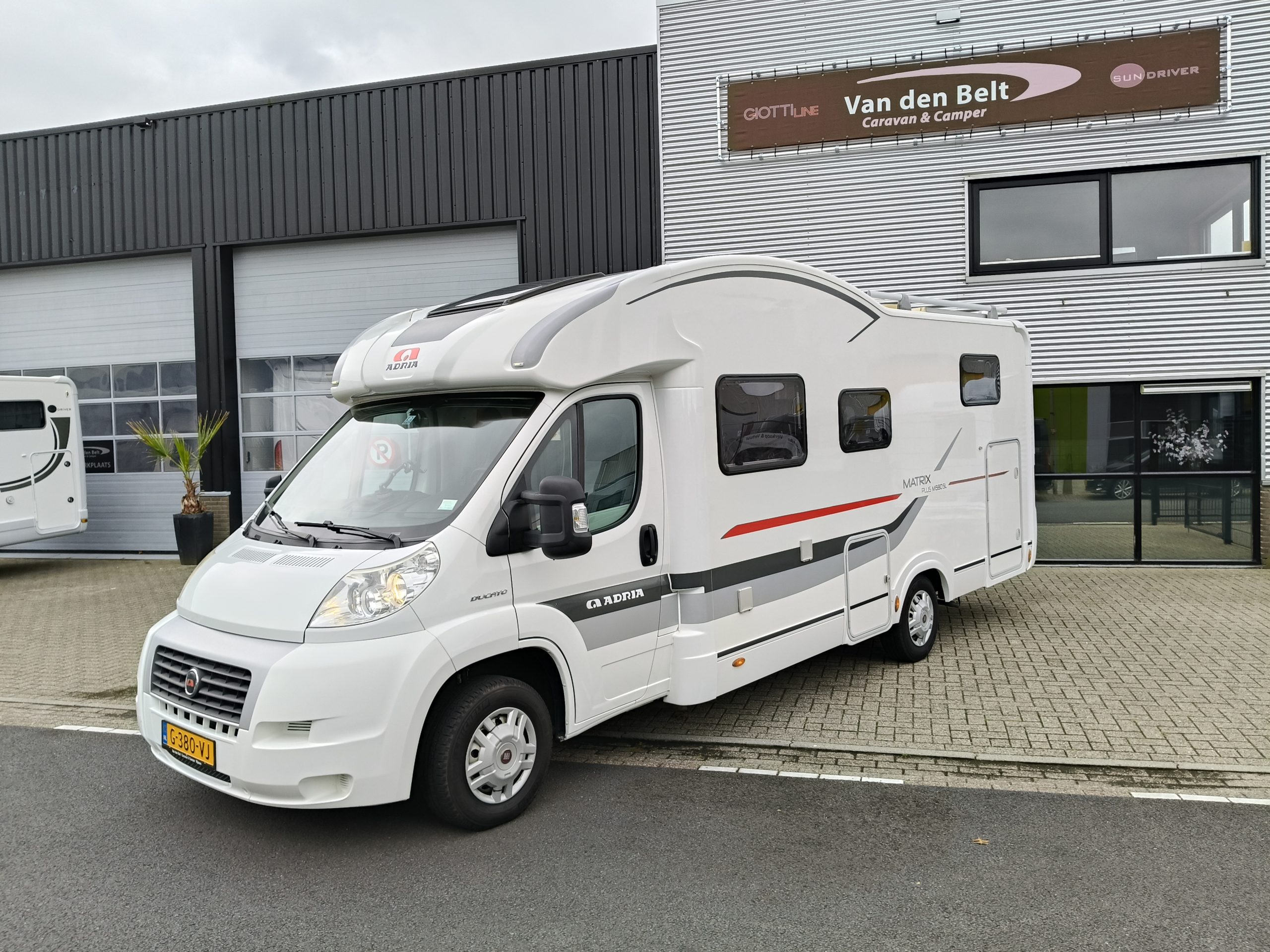 Adria Matrix Plus 680 SL 5 persoons met hefbed