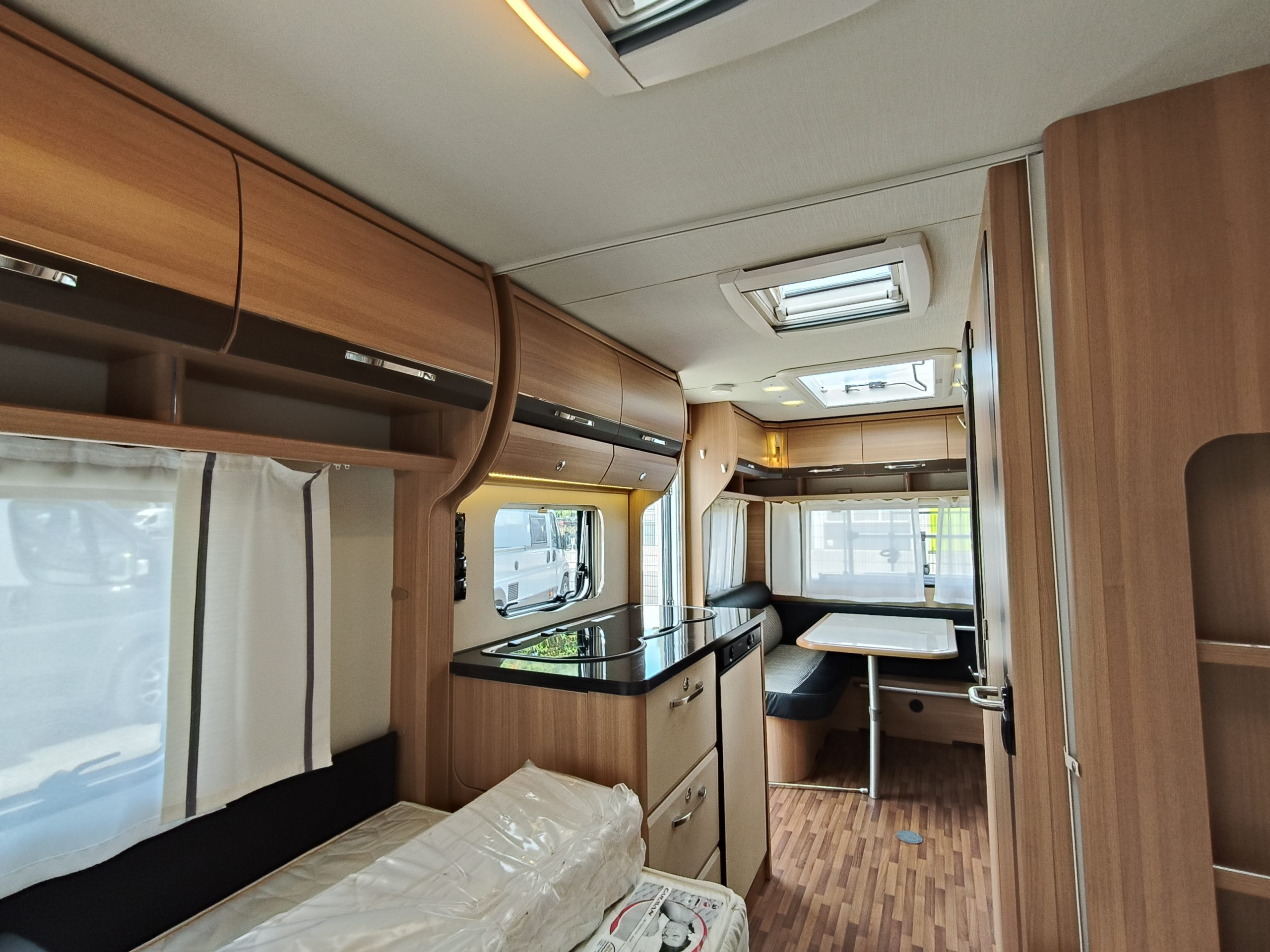 LMC PASSION 470 E Lengtebedden