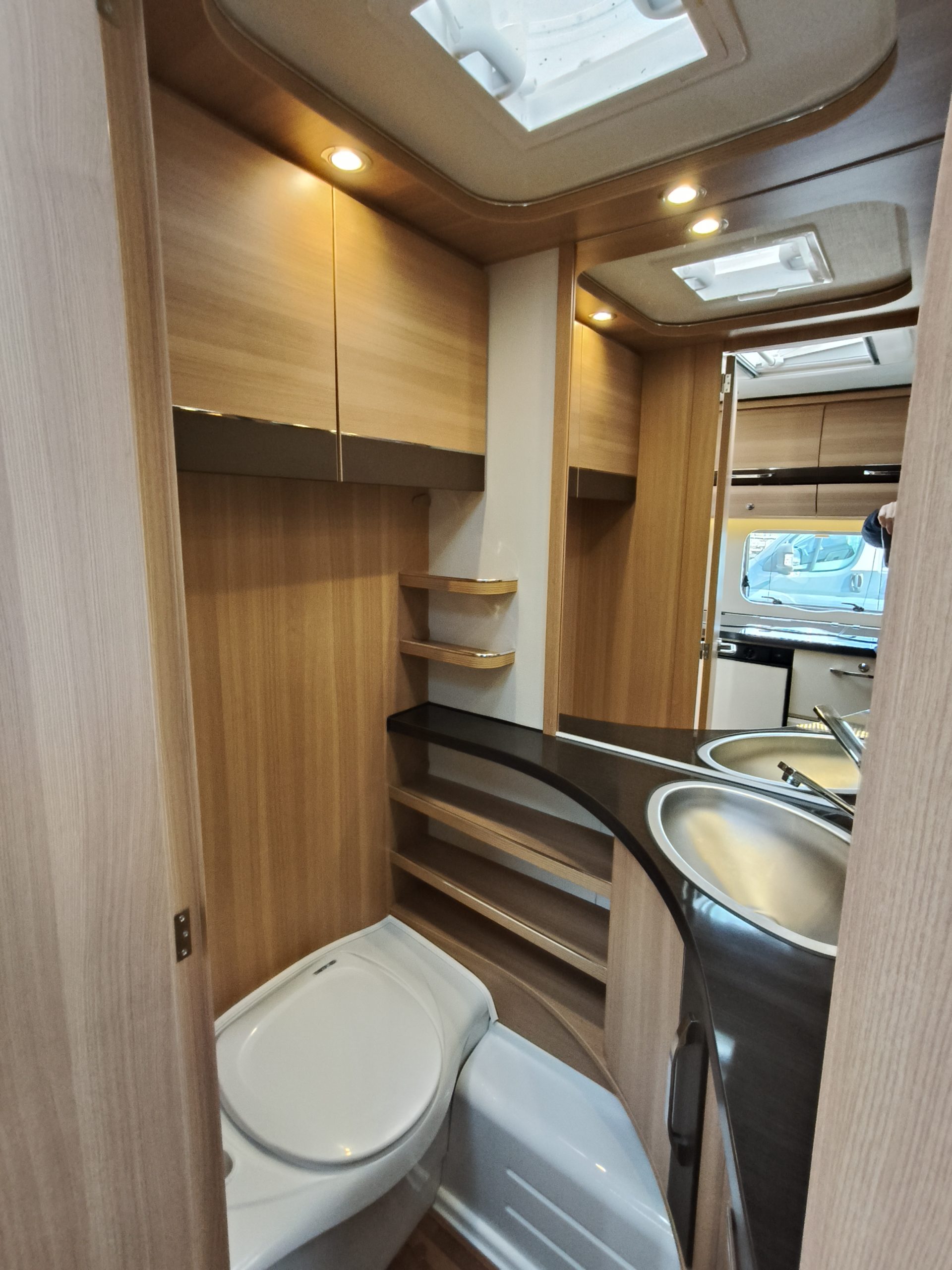 LMC PASSION 470 E Lengtebedden