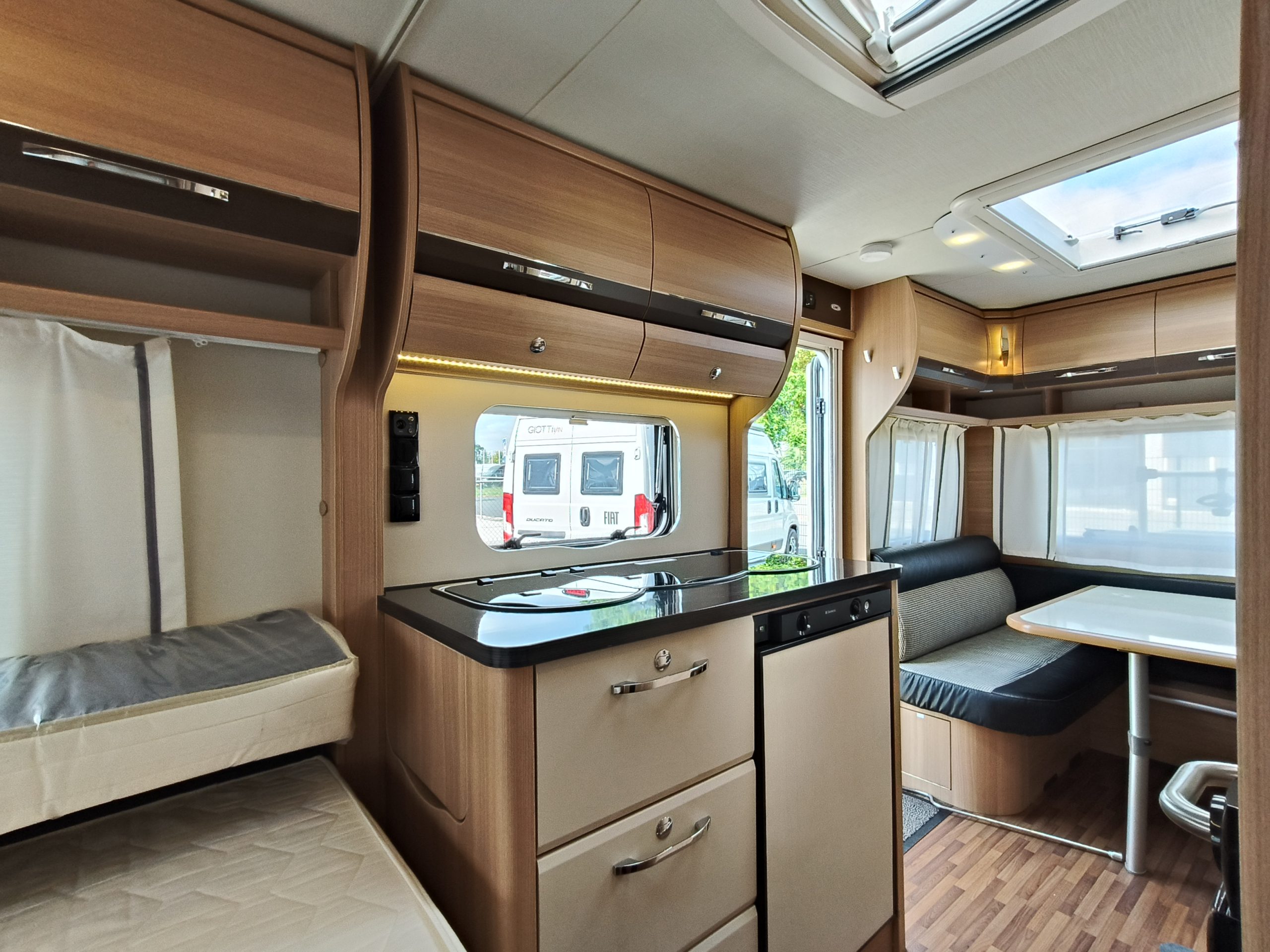LMC PASSION 470 E Lengtebedden