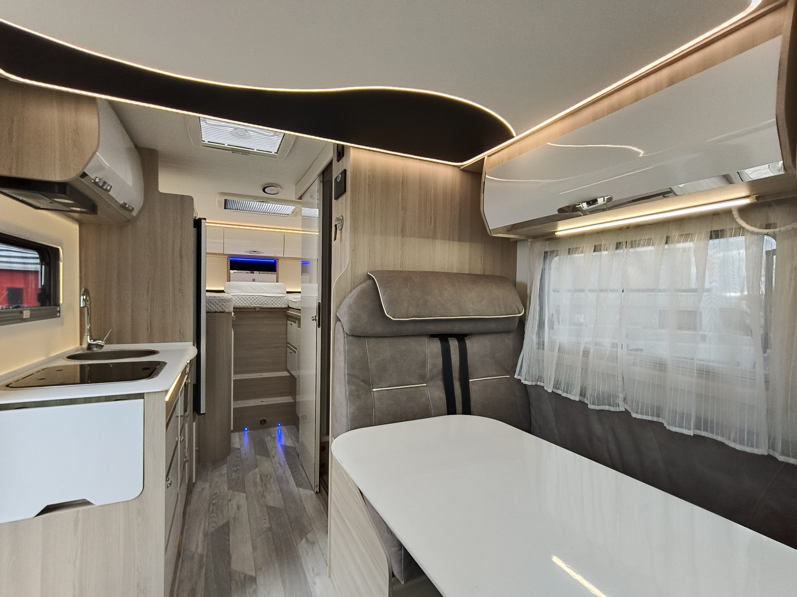 Sun Driver T690 Premium Lengte bedden en hefbed 5 pers. Automaat