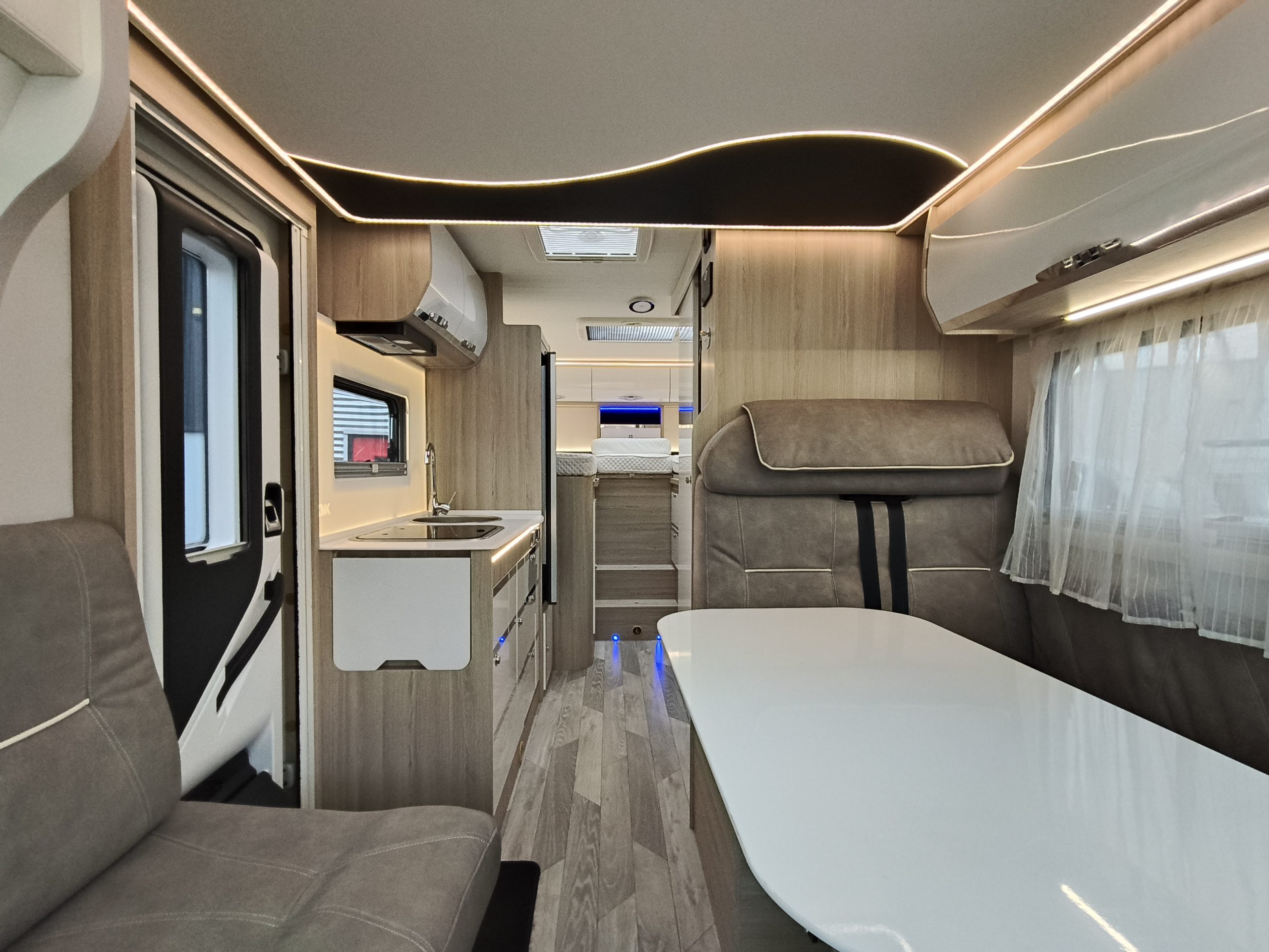 Sun Driver T690 Premium Lengte bedden en hefbed 5 pers. Automaat