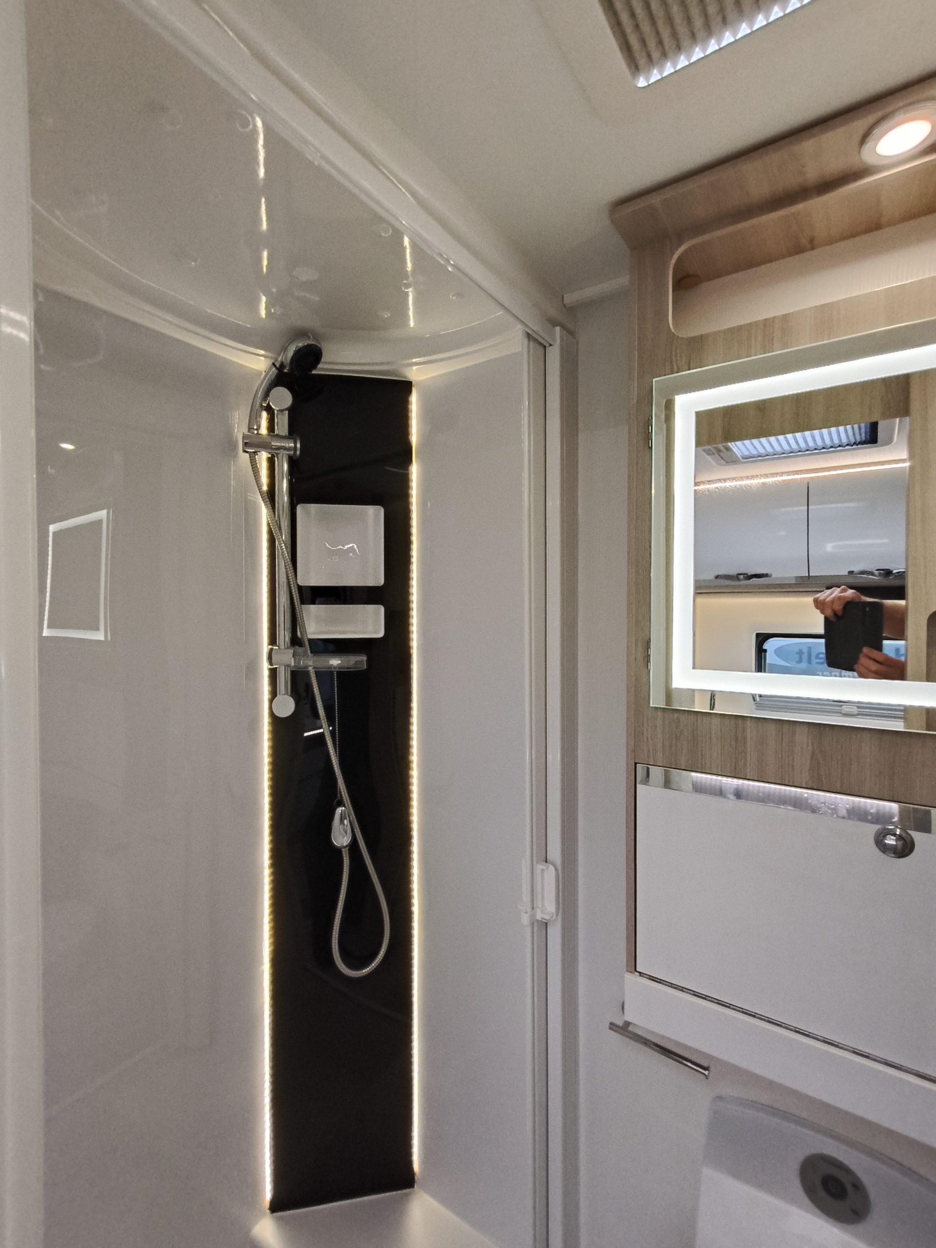 Sun Driver T690 Premium Lengte bedden en hefbed 5 pers. Automaat