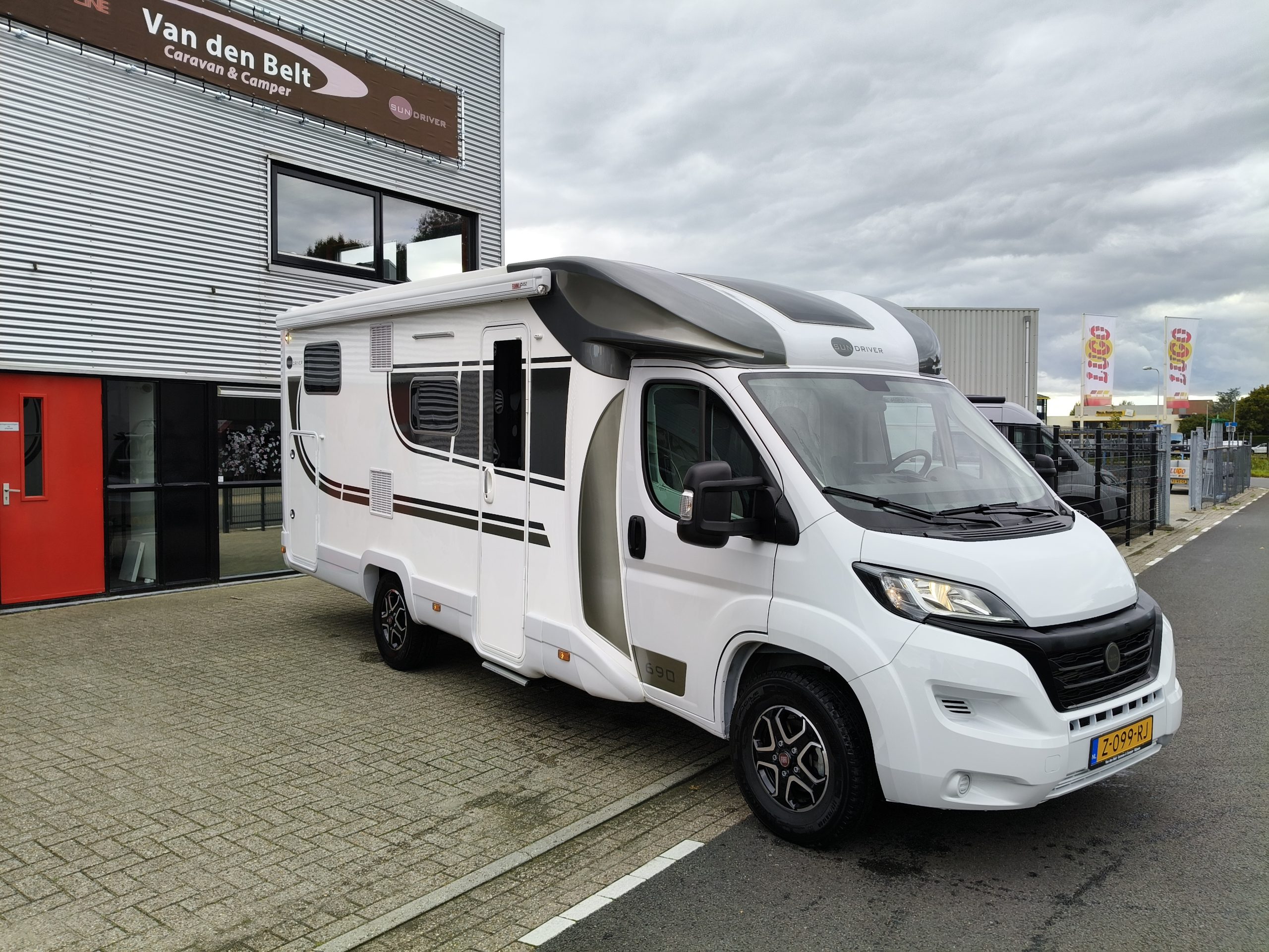 Sun Driver T690 Premium Lengte bedden en hefbed 5 pers. Automaat