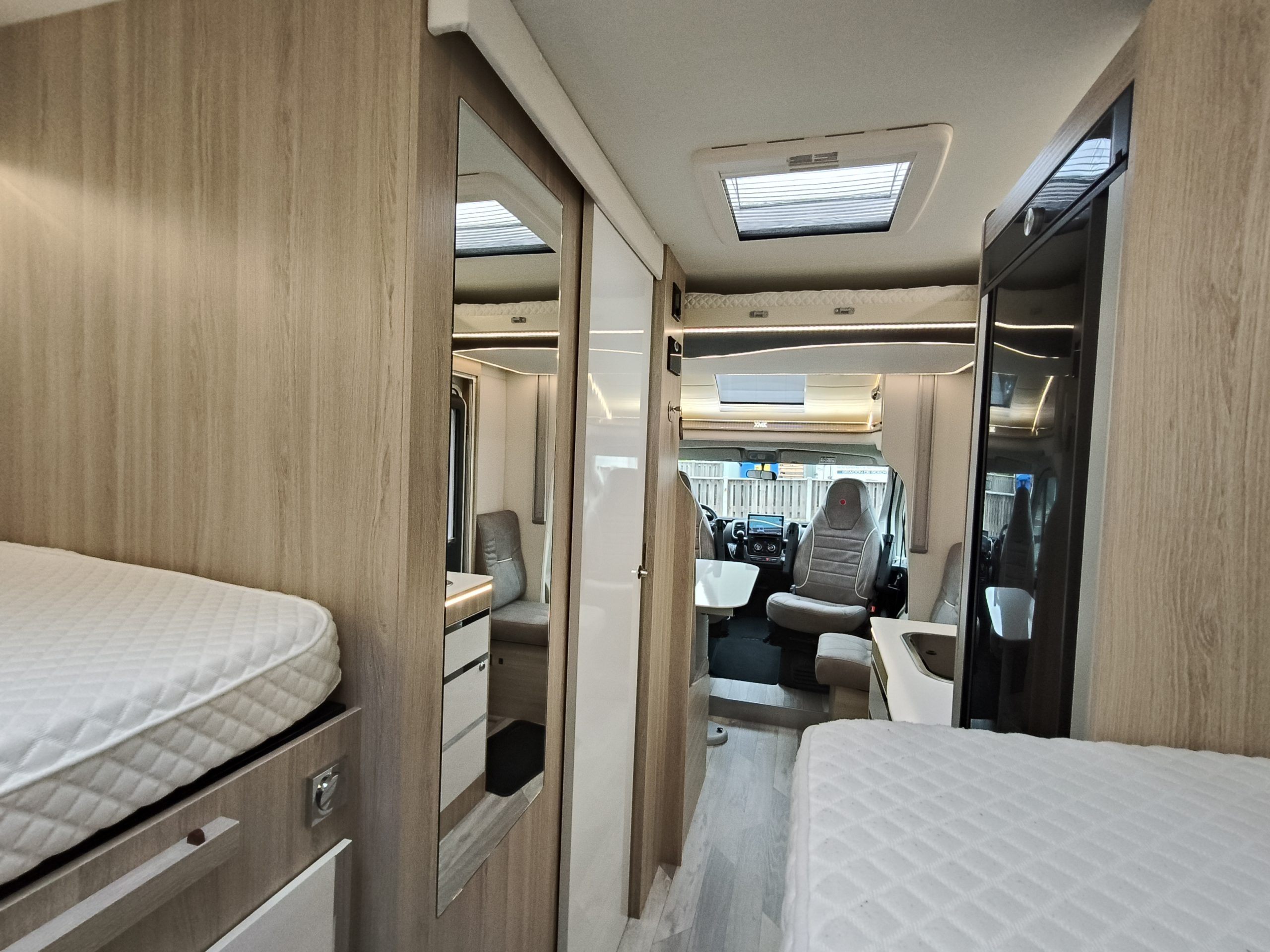 Sun Driver T690 Premium Lengte bedden en hefbed 5 pers. Automaat