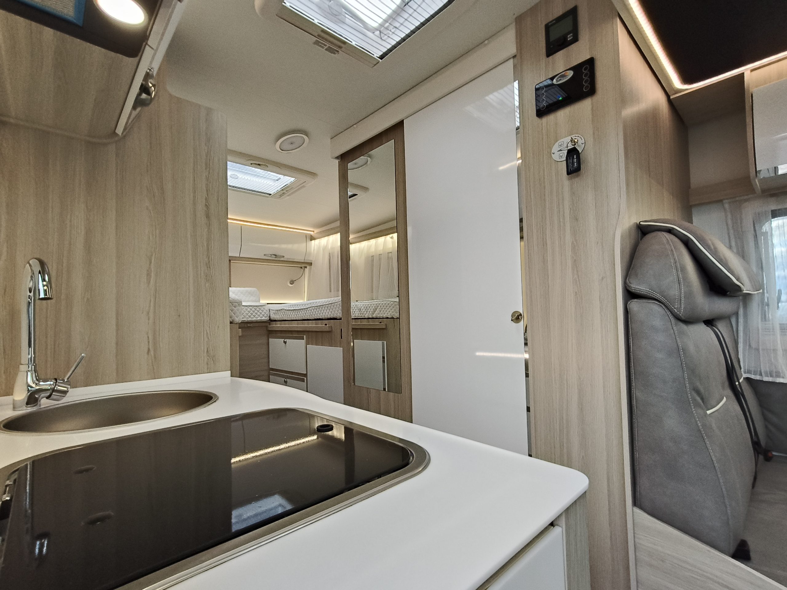 Sun Driver T690 Premium Lengte bedden en hefbed 5 pers. Automaat