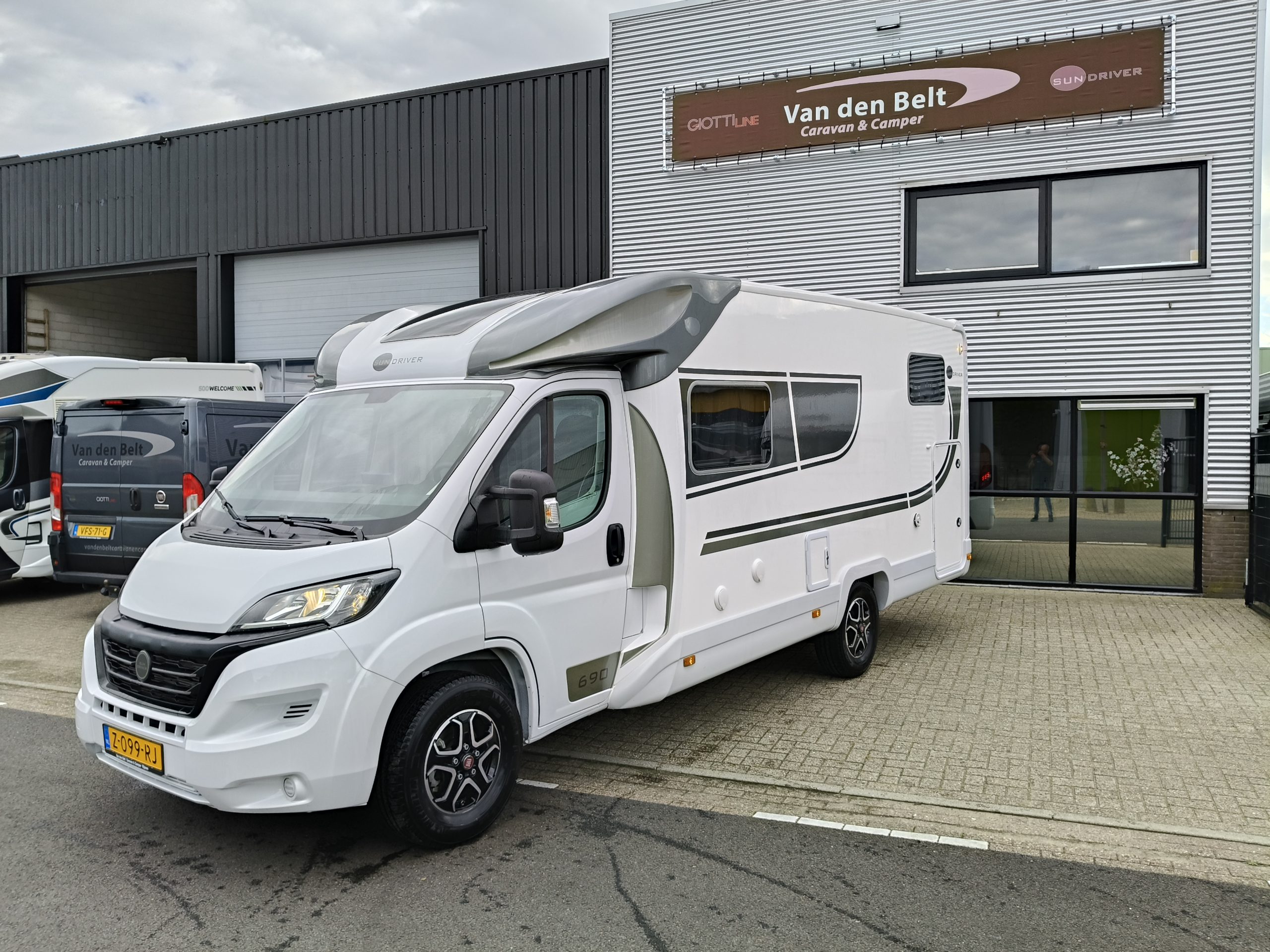 Sun Driver T690 Premium Lengte bedden en hefbed 5 pers. Automaat