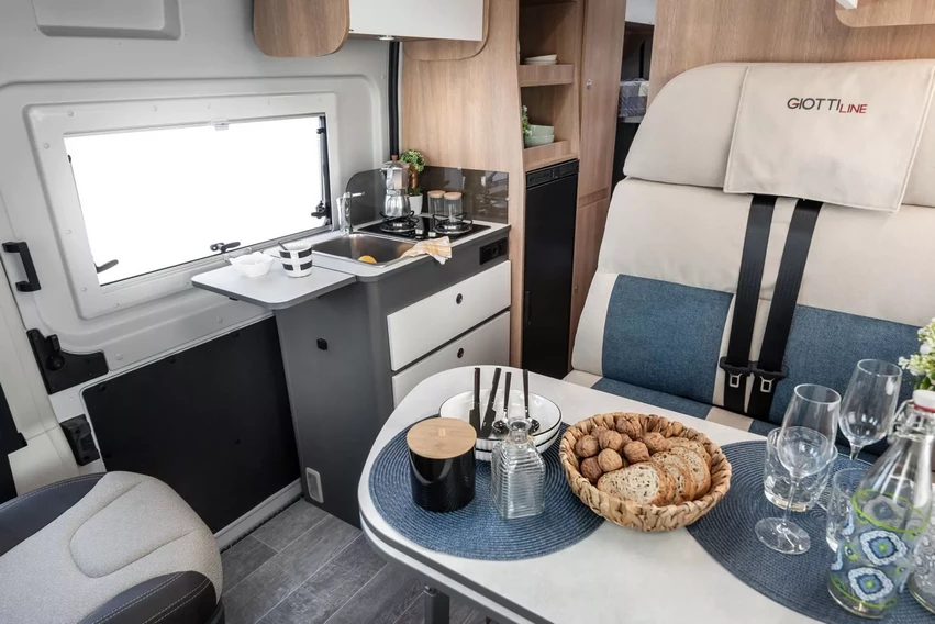 GiottiVan 60B YOUNG Limited Edition 4 persoons met uitneembare stapelbedden