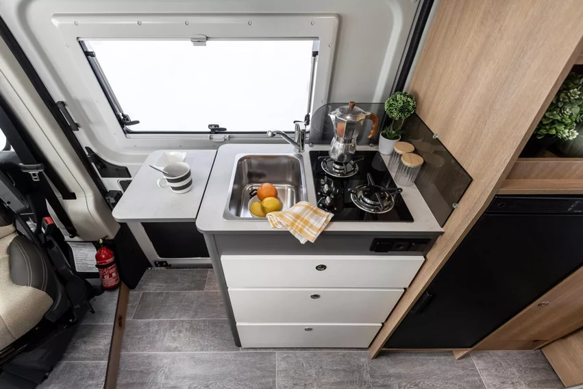 GiottiVan 60B YOUNG Limited Edition 4 persoons met uitneembare stapelbedden