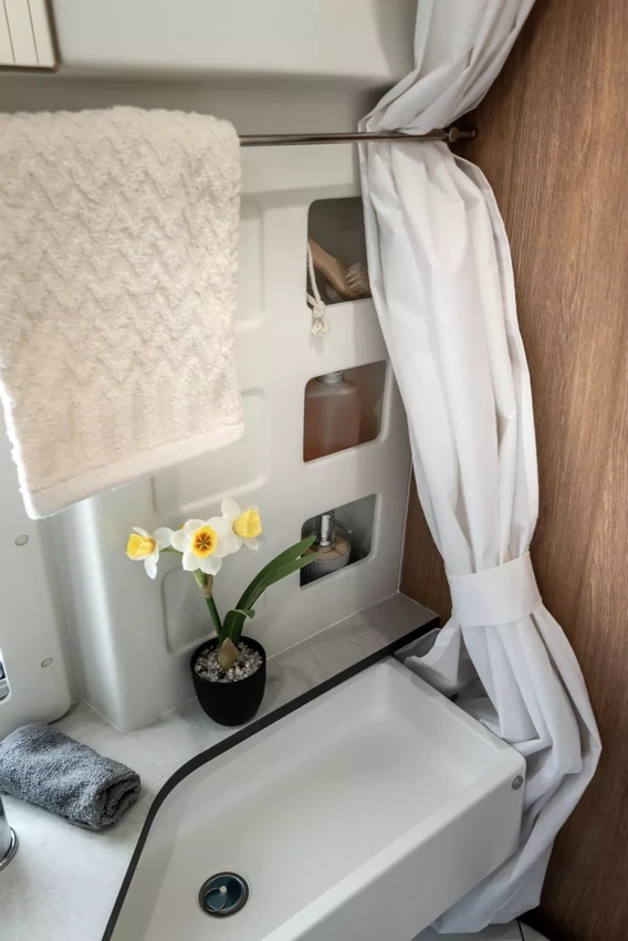 GiottiVan 60B YOUNG Limited Edition 4 persoons met uitneembare stapelbedden