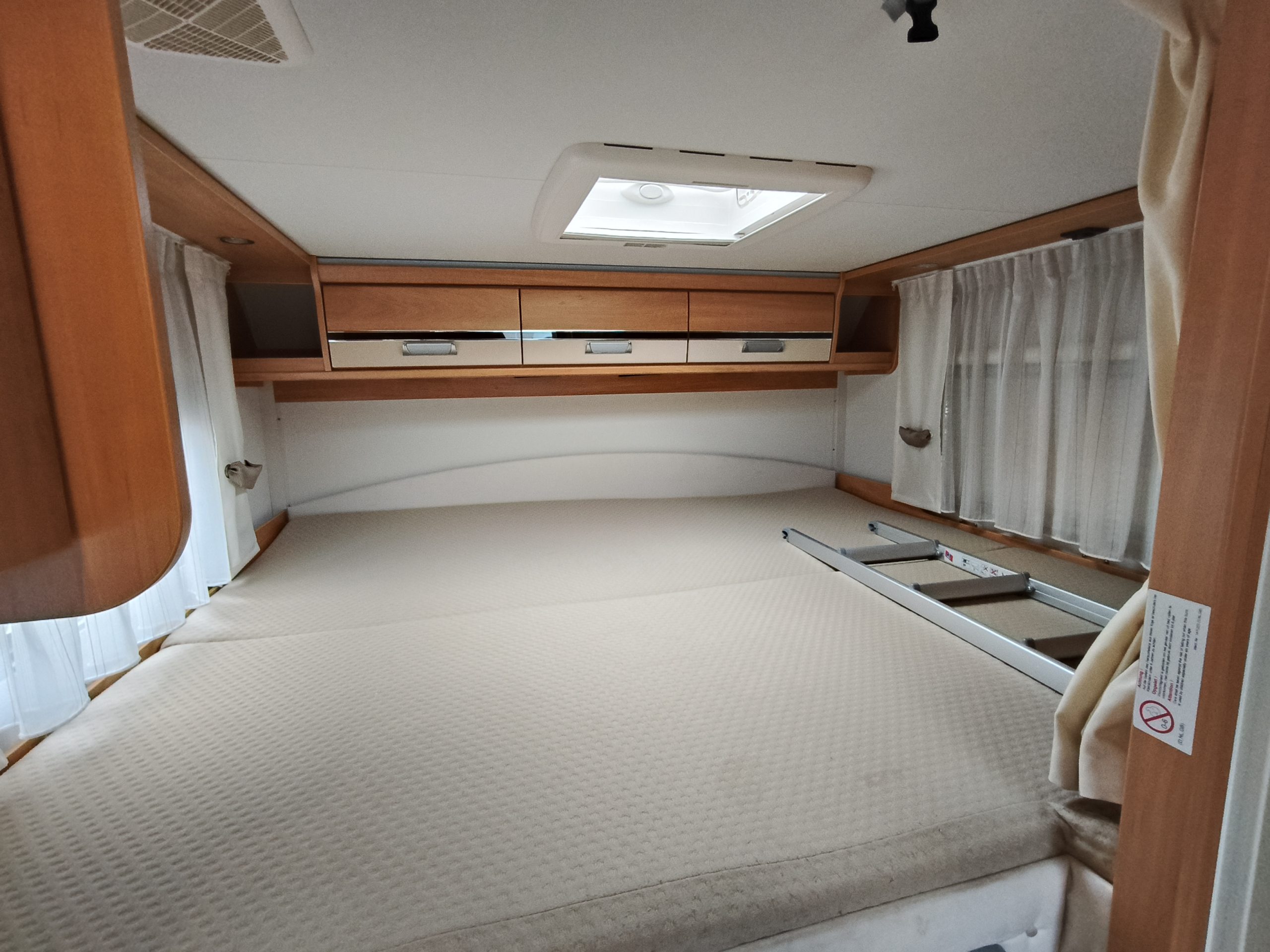 Dethleffs Globebus GT T005 Dwarsbed